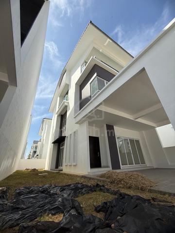 3 Storey Zero Lot Bungalow for Sale@ Tmn Lembah Permai Bm 1