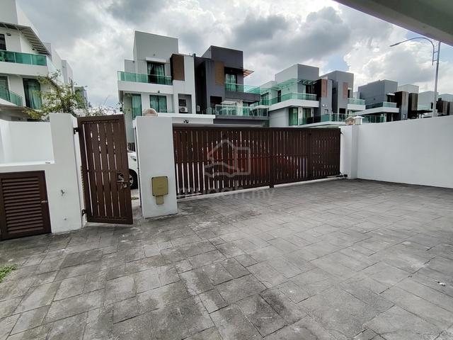 Face East Three Storey SemiD Taman Sinar Mahkota Bandar Mahkota Cheras 1