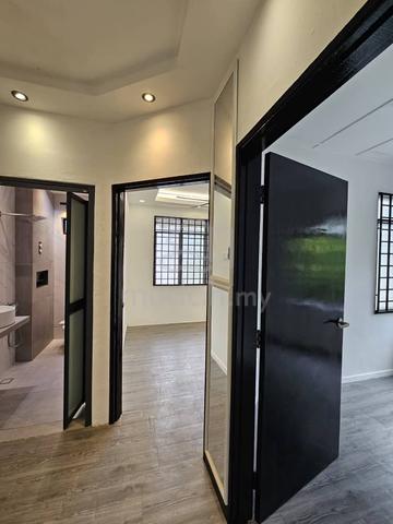 Saleng corner double storey well renovation convenient to shop 5