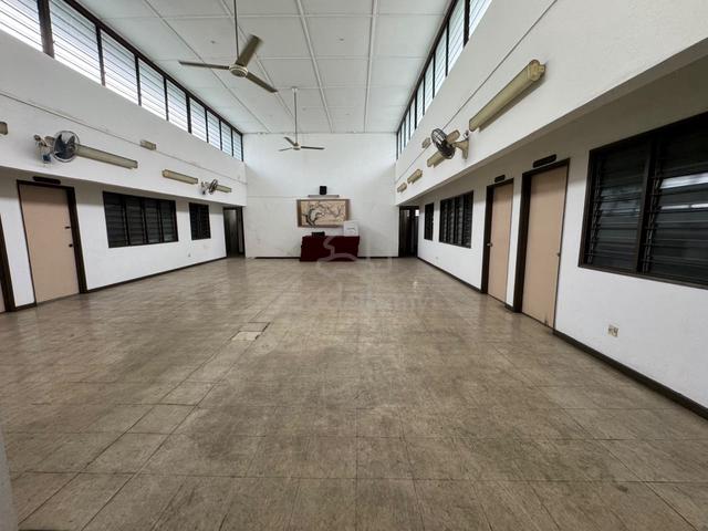 BIG Taman Kinrara 2nd level shop 4000 sqft in Puteri Puchong near OUG 1