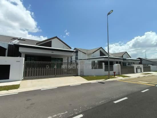 SEMI D House For Rent Jalan Bayan Bandar Putra Kulai IOI Mall Guarded 1