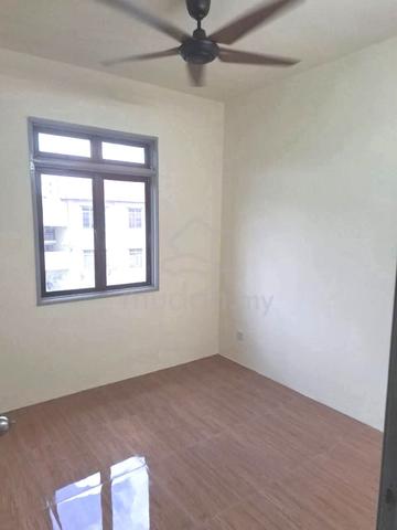 Flat Taman Molek 5