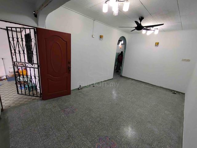 single storey terraced house ( Taman desa jaya )kepong,kitchen cabinet 2