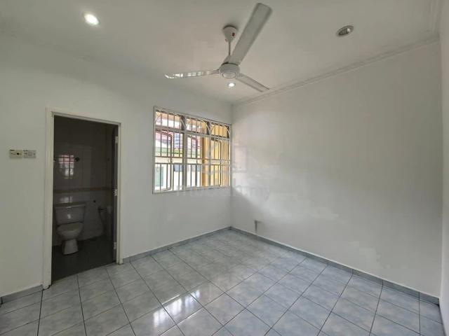 Medium room to let Eria,K.Kemuning (double storey) 1
