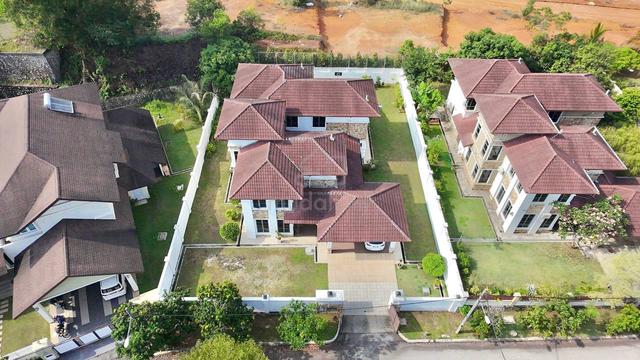 WELL MAINTAIN + SPACIOUS ! 2-Storey Bungalow, Puncak Pinggiran Putra 1