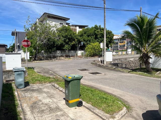 3-storey corner terraced house 1