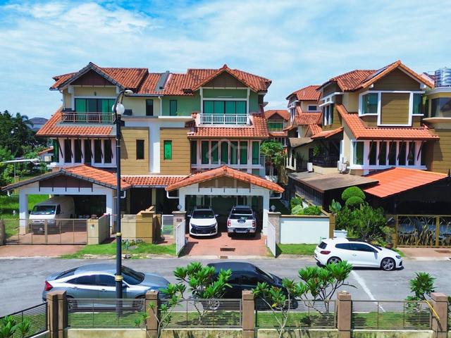 BEAUTIFUL 2.5 Storey Semi D Country Heights, Kajang 1