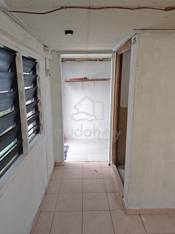 Single Small Room - Hiliran Masjid 1