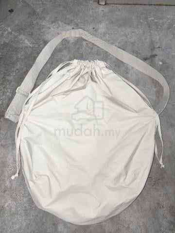 Uniqlo Drawstring Shoulder Bag  - photo 2 of 3