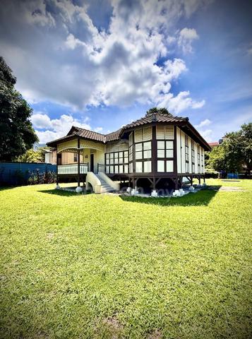 Charming Corner Traditional House on Expansive Freehold Land 1
