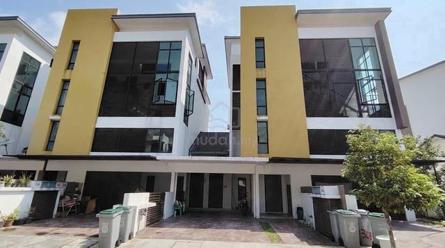LG Townhouse Cempakaseri 2 Kota Seriemas Nilai FREEHOLD 1