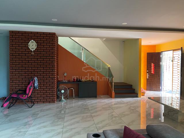 Stephen Avenue renovated 3 storey corner terraced house. 1