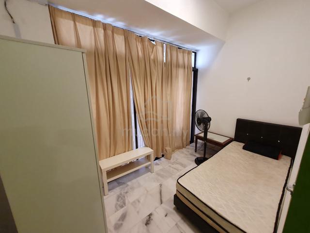 Male / Balcony Room For Rent Villa Putra near Ktm Putra Midvalley 1