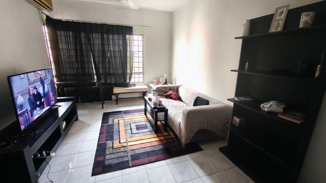 Middle room for rent / private. Athroom 1