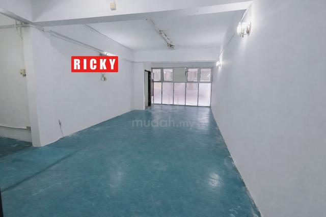 Facing Road First Floor Office Rent at Bayan Baru Good Condition 1