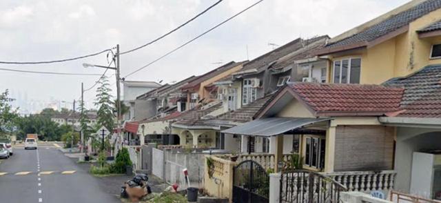 Taman Putra Terrace / Renovated / Full Loan / Landed / 1