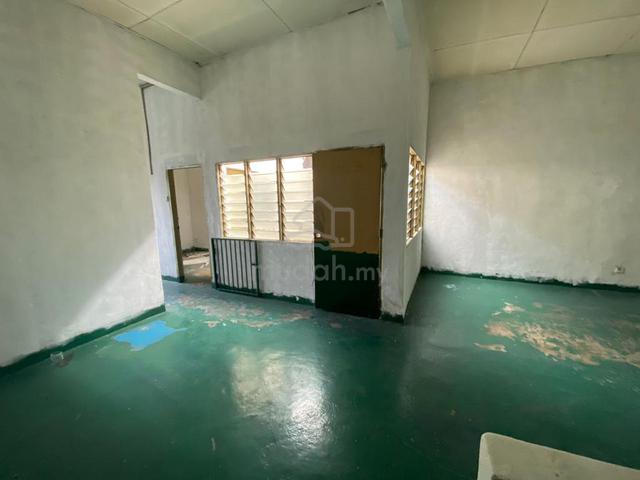 Upper Floor Shop Lot For Rent 1