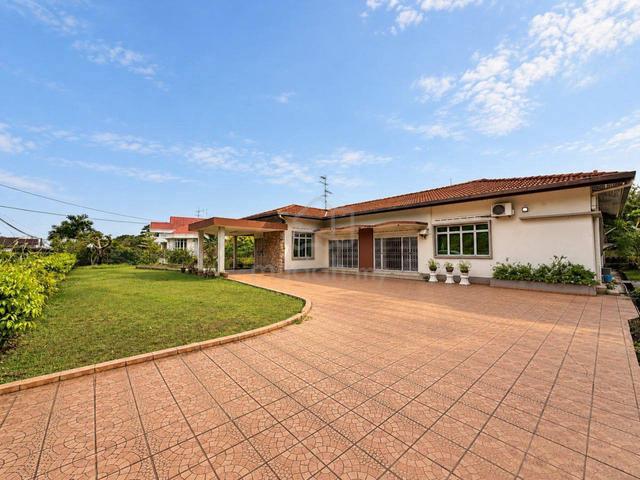 Bungalow With Spacious Land @ Stulang Laut Johor Bahru 1