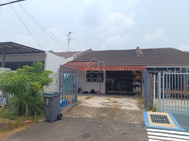 Johor Jaya terrace house has aircond for rent 1