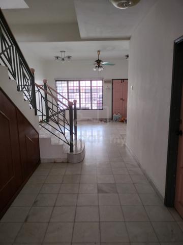 dekat minimart , bank , kedai . 1