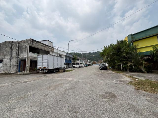 Bukit sentosa, Jalan Seroja, Rawang, 1.5 storey factory, below market 1
