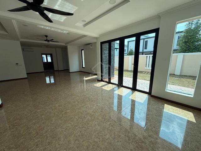 Dicyto Alba @ Setia Tropika, Corner, Renovated, Ready, Good Condition 1