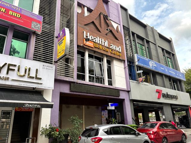Ground floor 24x80 rent rm15k neg same row the store supermarket 1