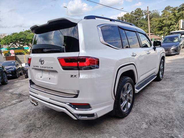 2024 Toyota LANDCRUISER 300 3.3 ZX BLACK LEATHER - 4