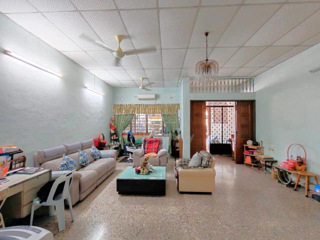 2-Storey Terrace, semi-furnished at great location of Pulau Tikus! 1