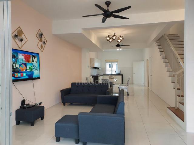Double storey terrace at Casa Green Cybersouth 1