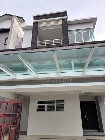 Siarah Oakleaf ,Tastefully renovated 3 Storey Semi-D house 1
