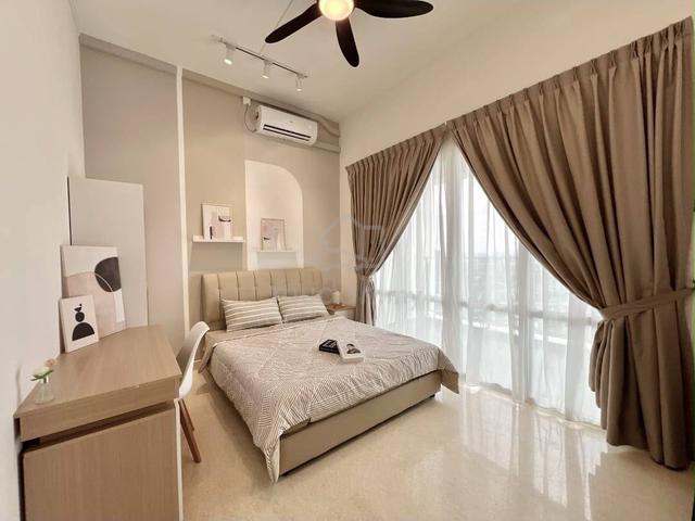 Room Rental / Tri Tower / Balcony Room / 3mins Walking to CIQ 1