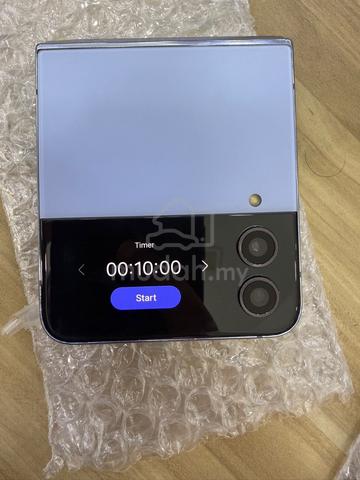 Samsung ZFlip 4 - photo 2 of 4