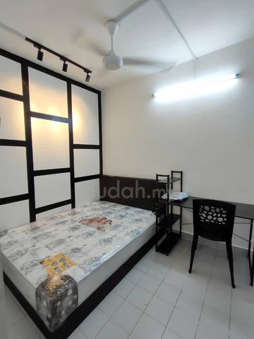 USJ 2 Landed, Medium Room, Near Summit, Walking distance to LRT, Nice 1