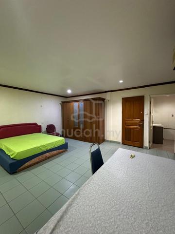 Big Spacious Master bed room 1+1 Study room at Pujut 3 For rent 1