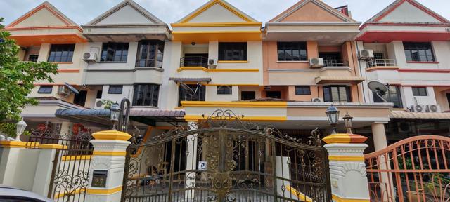 3 Storey House at Bukit Jambul 1
