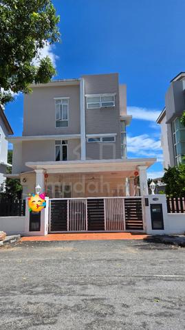 3Storey Bungalow House At Lintang Minden, Penang for Sale 1