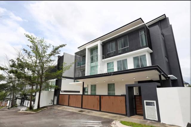 Spacious 8-Bedroom Fully Furnished Bungalow in Kajang 1