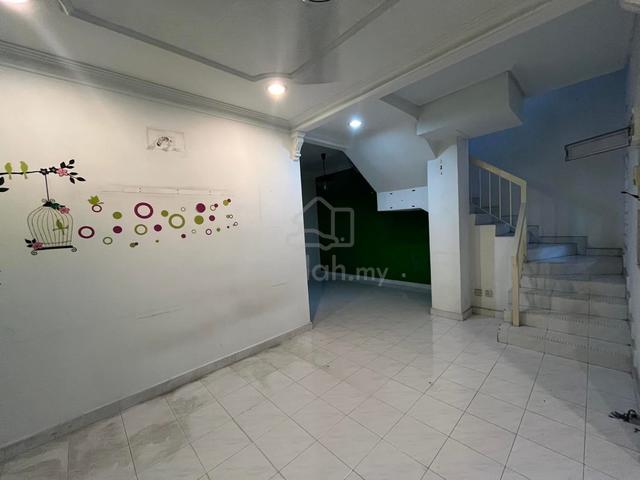 USJ 3 (Gated Guarded) Kitchen Extended Facing Ample Parking Subang 4