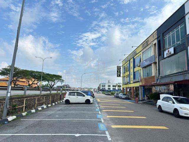 Taman Nusa Bestari, 3 sty Shoplot, Rental income 7800,Facing Main Road 1