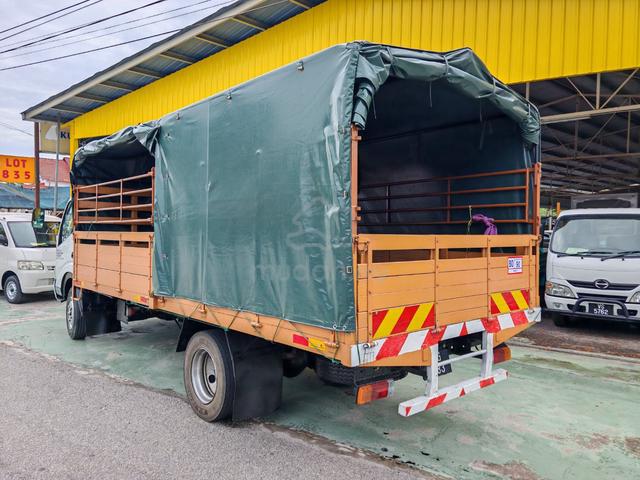 2011 HINO XZU423R Wooden 17 ft with Canvas - photo 6 of 6