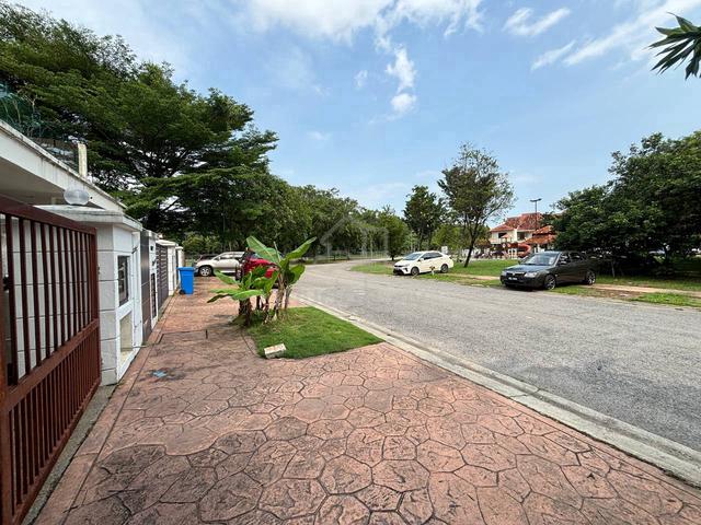 RENOVATED + FACING OPEN Teres 2 tingkat Alam Impian 22 x 80 FREEHOLD 2