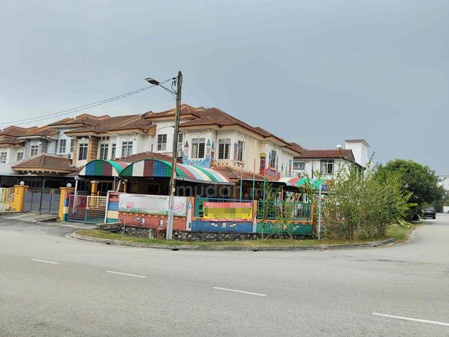 Corner 2 sty house : side land 22f : Bdr Bukit Puchong : Gated & Guard 1