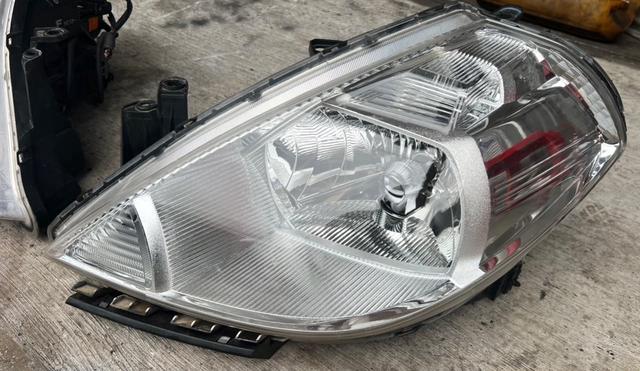 Nissan Latio C11 Head Lamp Hid Set P4279 07-12 - photo 4 of 6