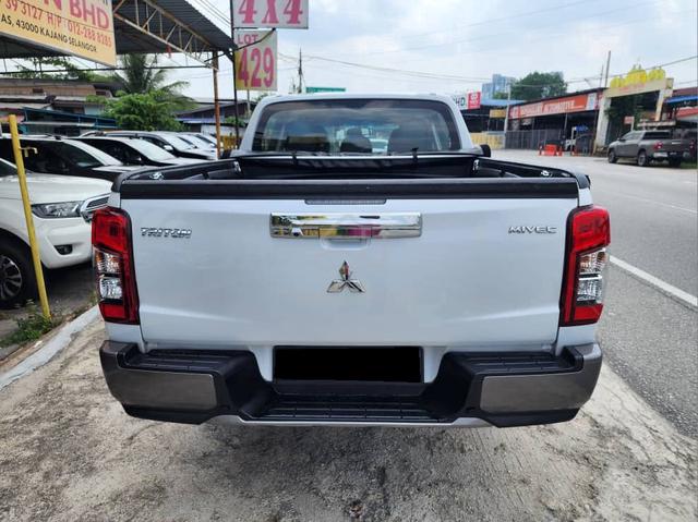 Mitsubishi TRITON 2.4L(A)PREMIUM MIVEC 4X4 pickups - 5