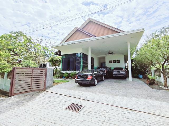 GOLF COURSE VIEW SPACIOUS 2.5 Storey Bungalow Bangi Golf Resort 1
