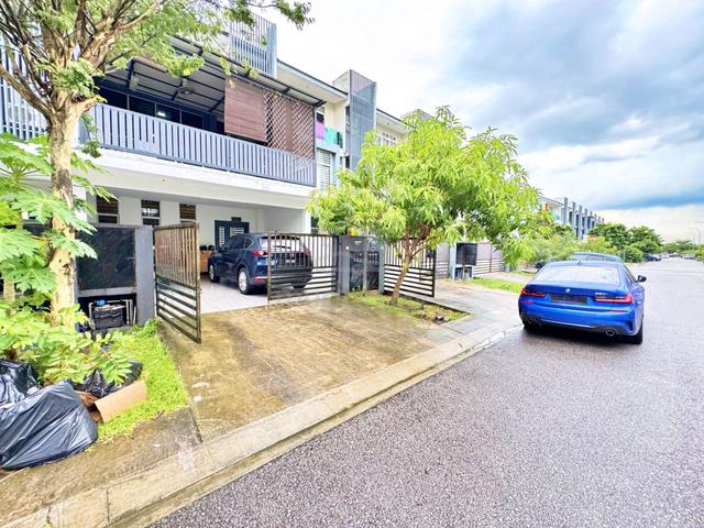 RENOVATED FURNISHED 3 Storey Terrace Bangi Avenue 3, Bangi 1