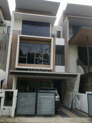 Huge Master Room for rent landed house.15min drive Bdr Puteri Puchong 1