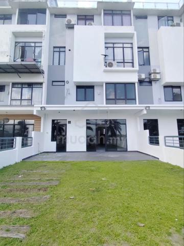 Ground Floor TOWNHOUSE LAKE VIEW !!! Puchong 1