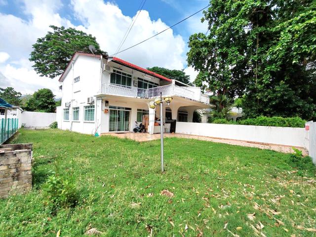 Semi-D, furnished, well maintained, good location near to amenities! 1